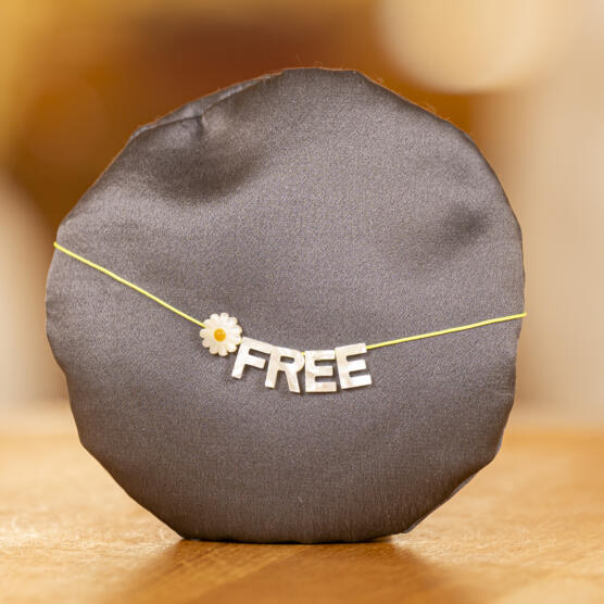 ein Produktbild von: Perlmuttkette „Free“ , mit Blume, gelb