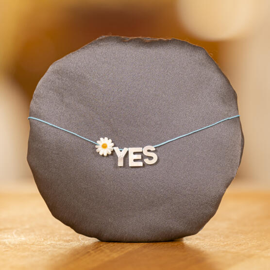 ein Produktbild von: Perlmuttkette „Yes“ , mit Blume, blau