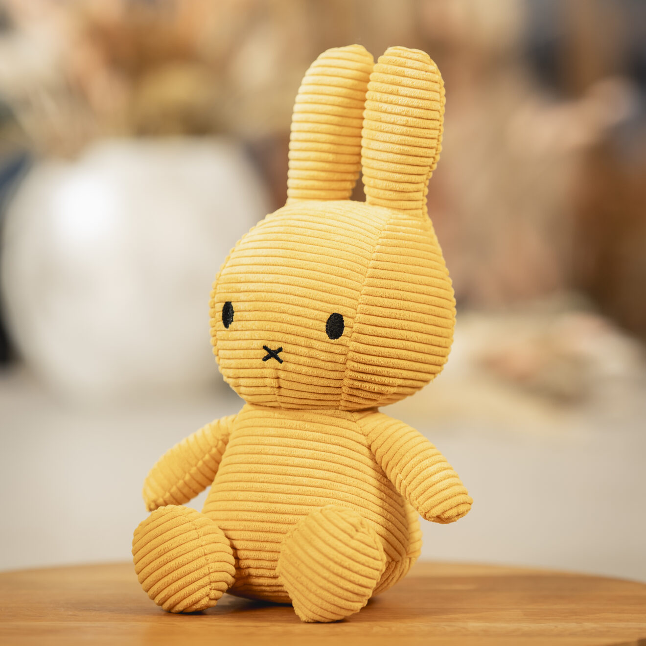 miffy plüschfigur gelb cord 23cm seite